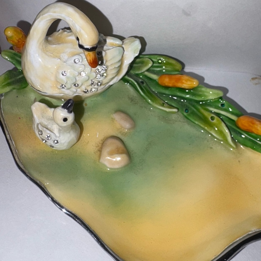 VTG Mother Swan $  Baby Swan Swimming In Pond Jeweled Pewter Trinket Box RARE